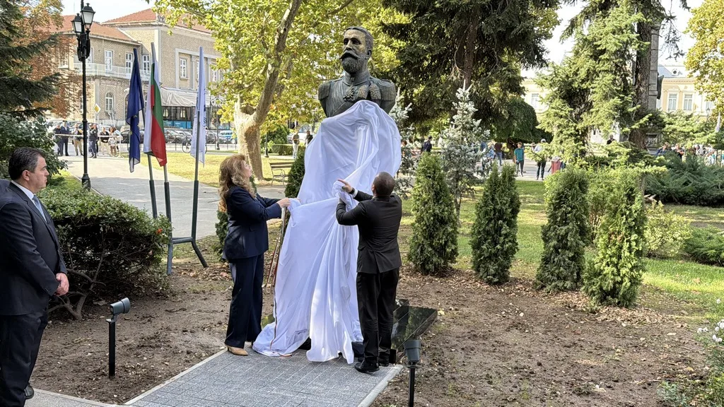 Илияна Йотова и Пенчо Милков откриха в Русе паметник на княз Александър I Батенберг /ВИДЕО/