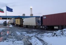 Огромни дупки в единствената лента за преминаване на Дунав мост при Русе /ВИДЕО/