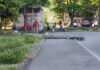 Автомобил с петима младежи събори бетонен стълб до детска площадка в Русе /ВИДЕО/